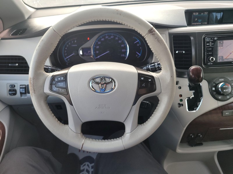2014 Toyota Sienna XLE 7-Passenger Auto Access Se photo