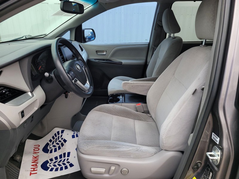 2015 Toyota Sienna LE FWD 8-Passenger V6 photo