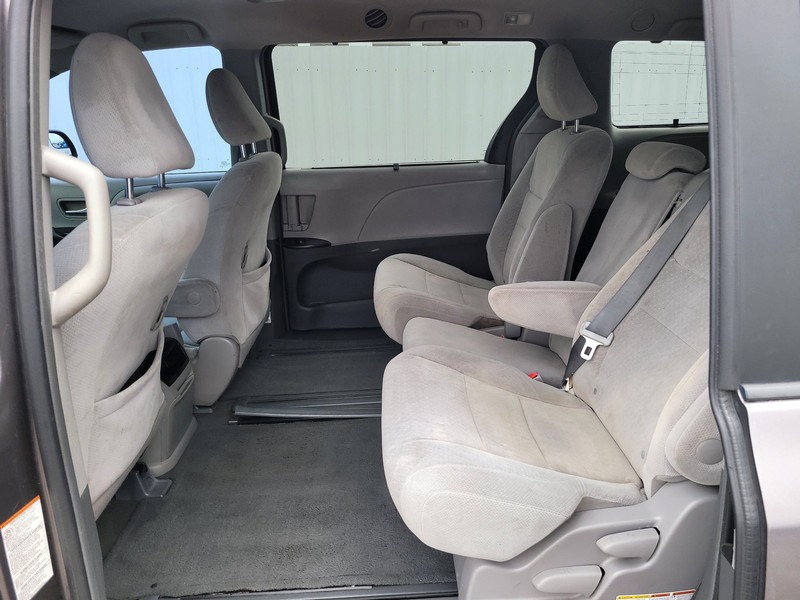 2015 Toyota Sienna LE FWD 8-Passenger V6 photo