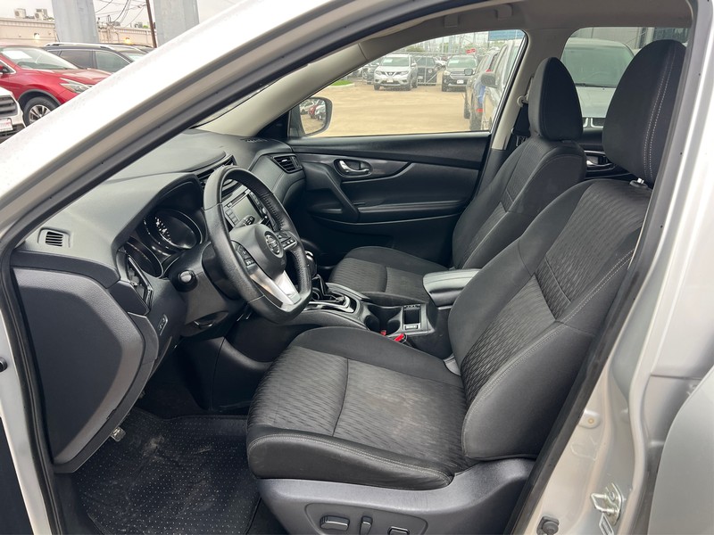 Nissan Rogue Vehicle Full-screen Gallery Image 09