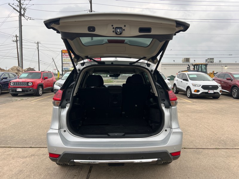 Nissan Rogue Vehicle Full-screen Gallery Image 11