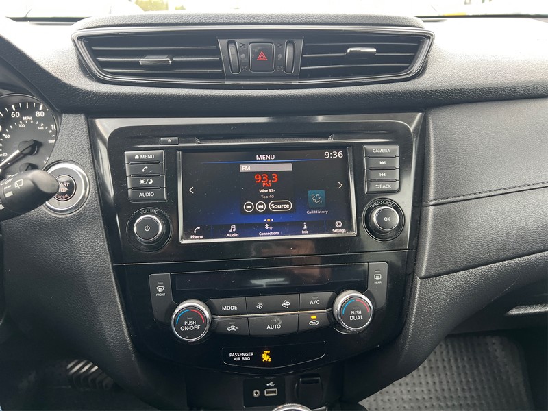 Nissan Rogue Vehicle Full-screen Gallery Image 12