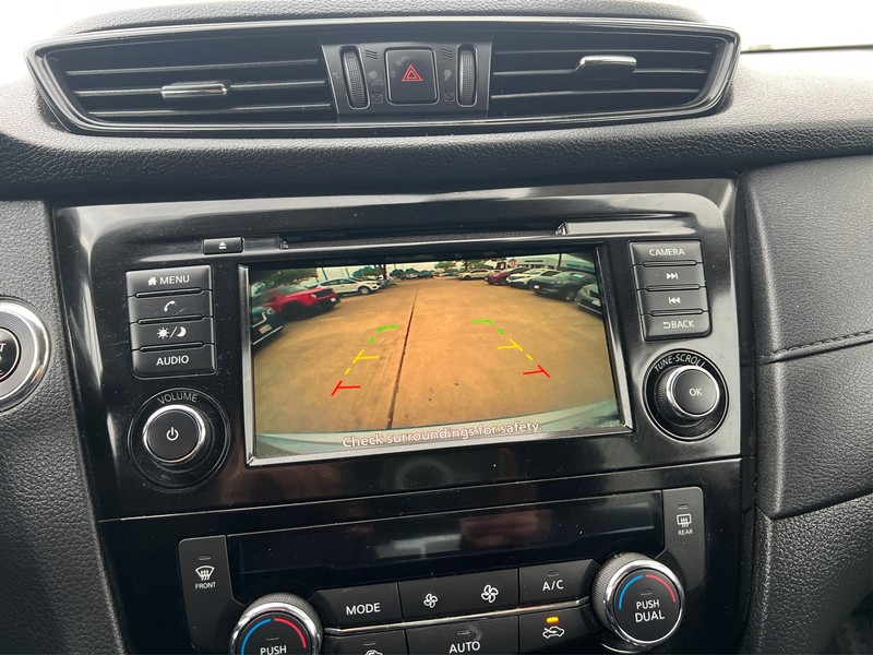 Nissan Rogue Vehicle Full-screen Gallery Image 17