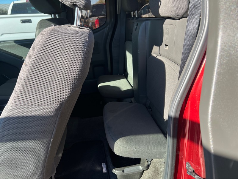 Nissan Frontier Vehicle Full-screen Gallery Image 8