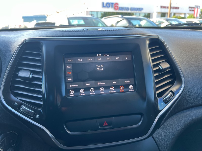 Jeep Cherokee Vehicle Full-screen Gallery Image 9