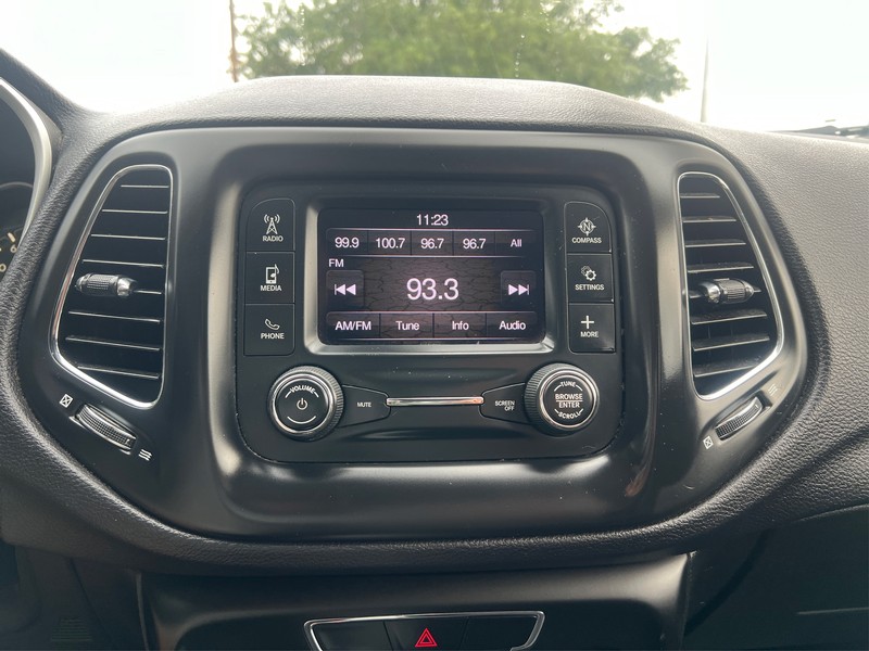 Jeep Compass Vehicle Full-screen Gallery Image 12