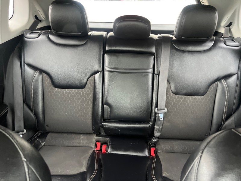 Jeep Compass Vehicle Full-screen Gallery Image 13