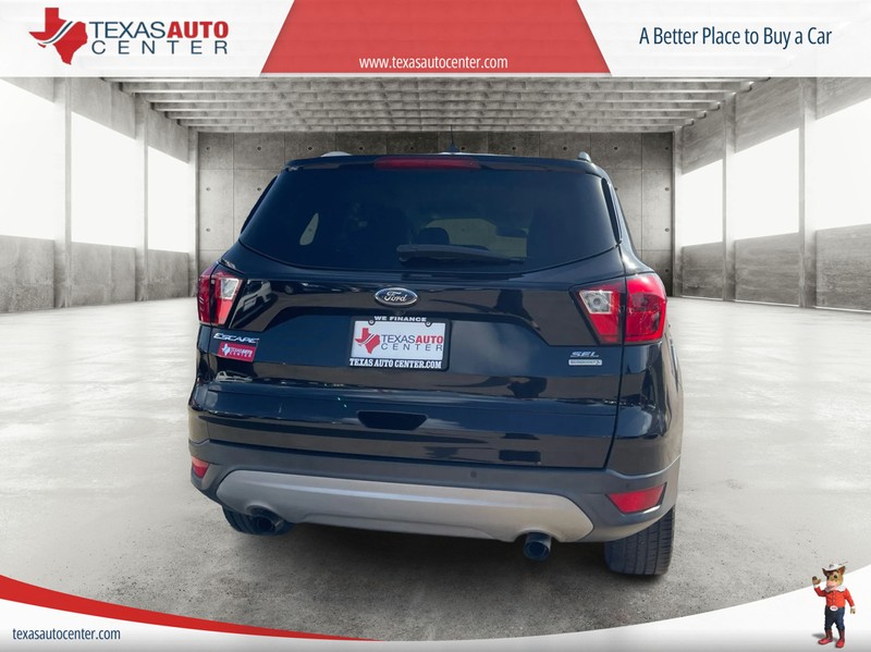 Ford Escape Vehicle Full-screen Gallery Image 05