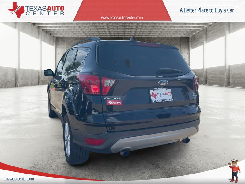 Ford Escape Vehicle Full-screen Gallery Image 07