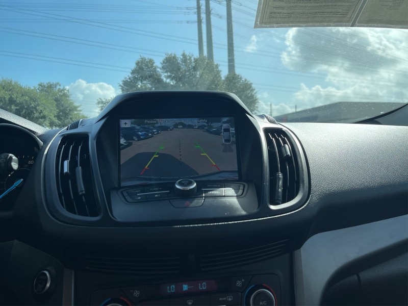 Ford Escape Vehicle Full-screen Gallery Image 16