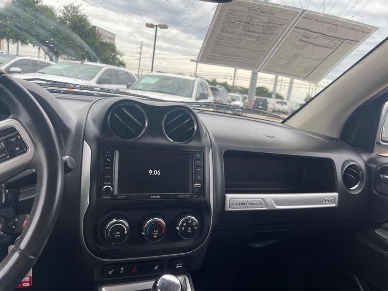 Jeep Compass Vehicle Full-screen Gallery Image 11