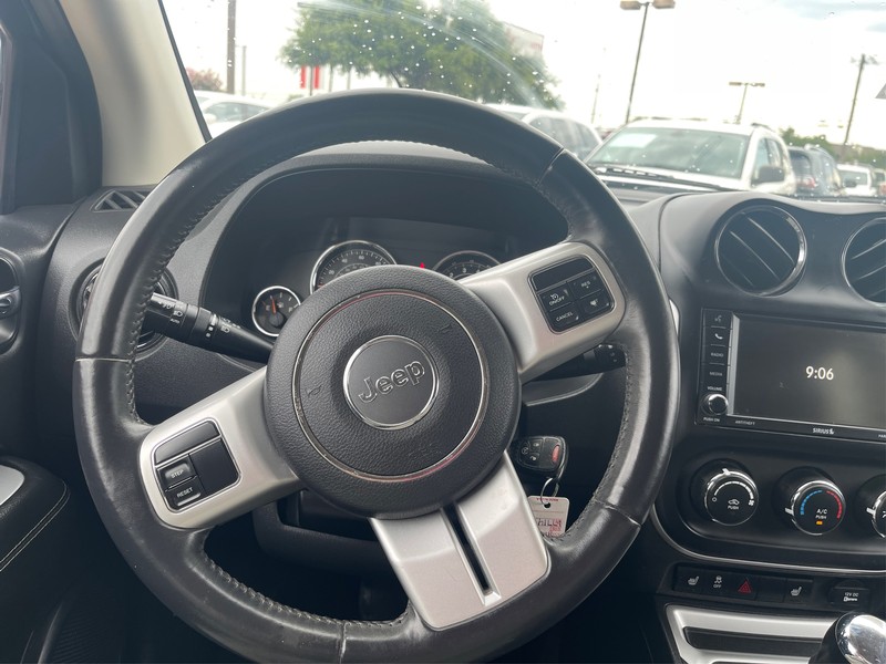 Jeep Compass Vehicle Full-screen Gallery Image 13