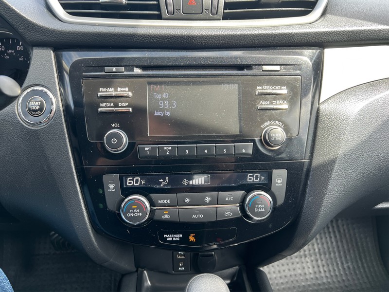 Nissan Rogue Vehicle Full-screen Gallery Image 10