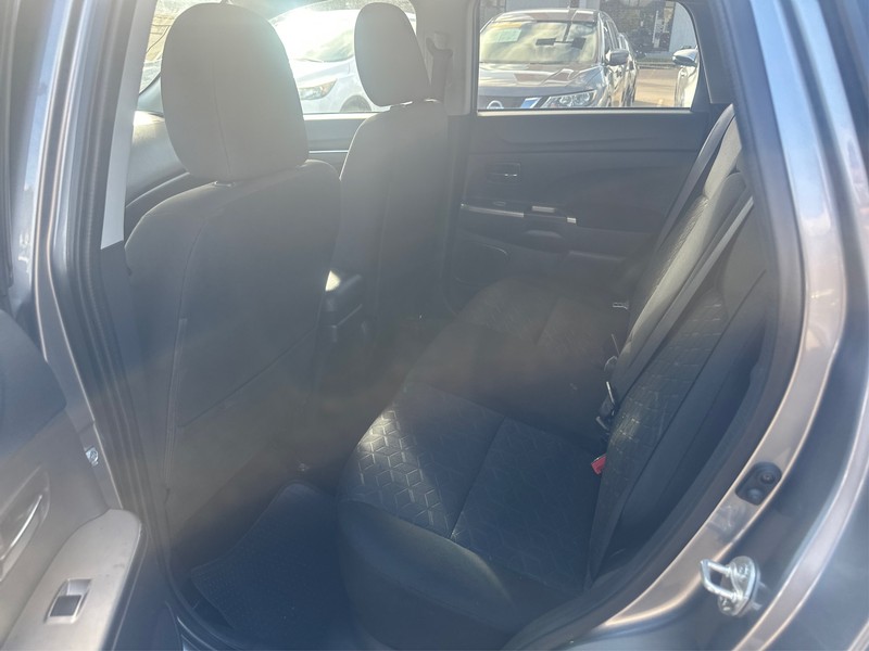 Mitsubishi Outlander Sport Vehicle Full-screen Gallery Image 9