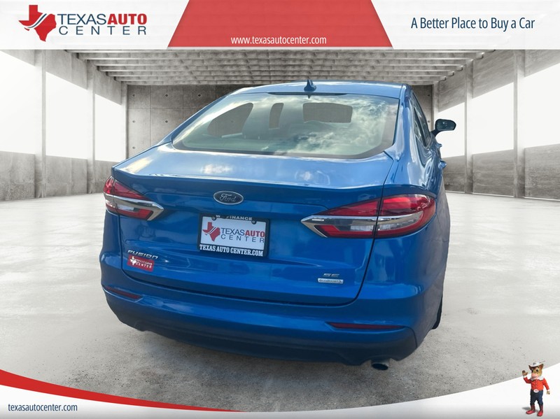 Ford Fusion Vehicle Full-screen Gallery Image 3