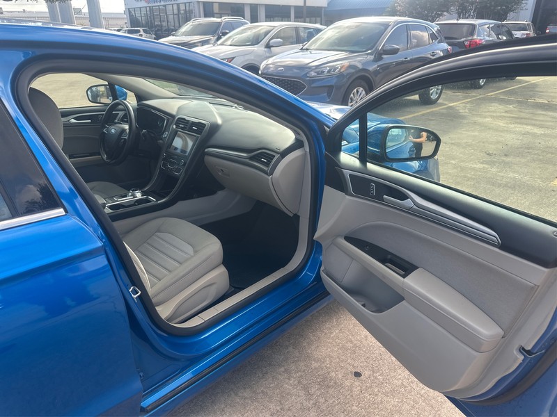 Ford Fusion Vehicle Full-screen Gallery Image 6