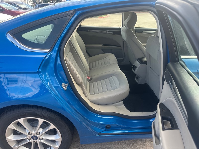 Ford Fusion Vehicle Full-screen Gallery Image 7