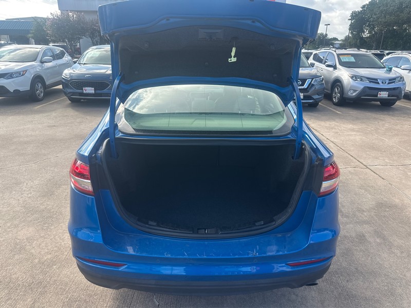 Ford Fusion Vehicle Full-screen Gallery Image 8