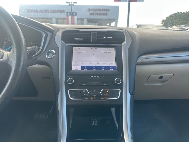 Ford Fusion Vehicle Full-screen Gallery Image 9