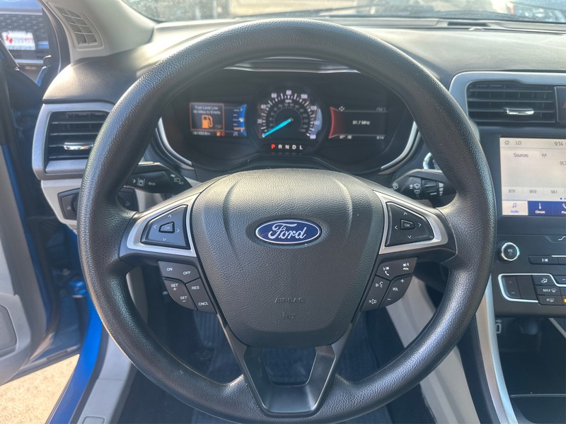 Ford Fusion Vehicle Full-screen Gallery Image 11