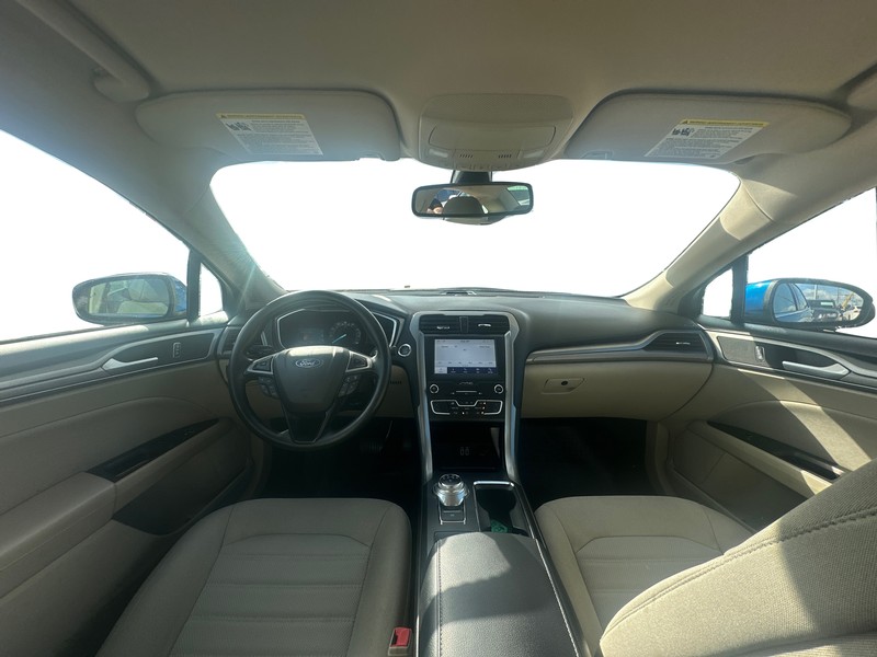 Ford Fusion Vehicle Full-screen Gallery Image 12