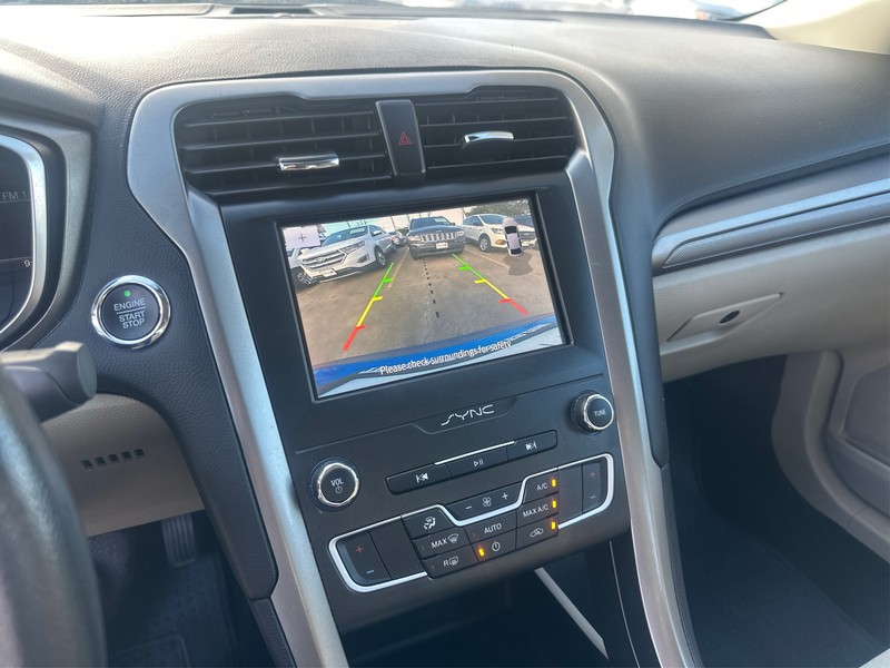 Ford Fusion Vehicle Full-screen Gallery Image 14