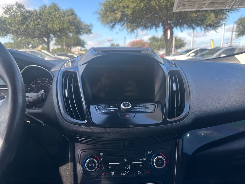 Ford Escape Vehicle Full-screen Gallery Image 11