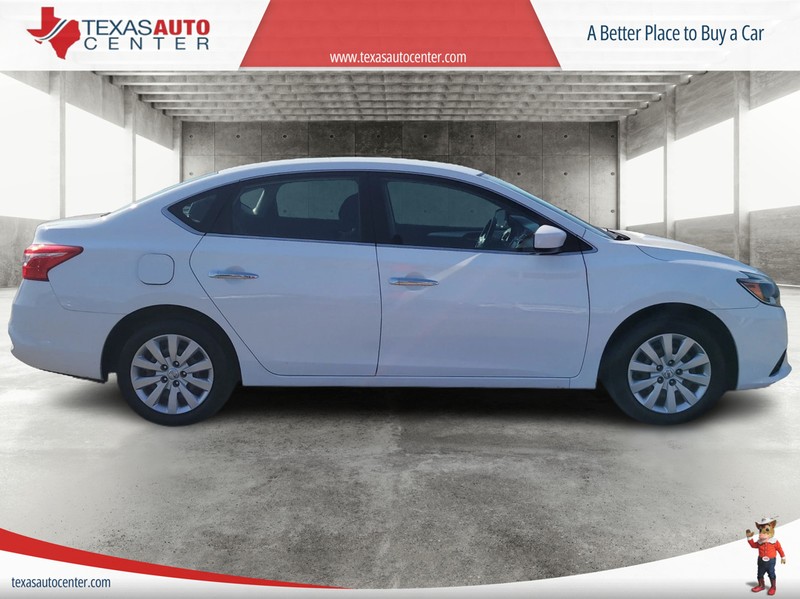 Nissan Sentra Vehicle Full-screen Gallery Image 4