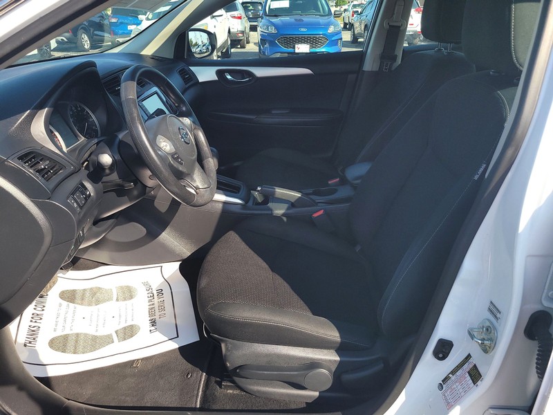 Nissan Sentra Vehicle Full-screen Gallery Image 9