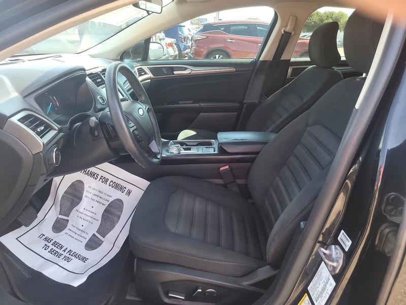 Ford Fusion Vehicle Full-screen Gallery Image 9