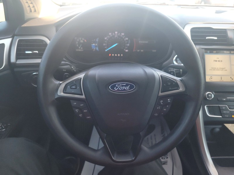 Ford Fusion Vehicle Full-screen Gallery Image 13