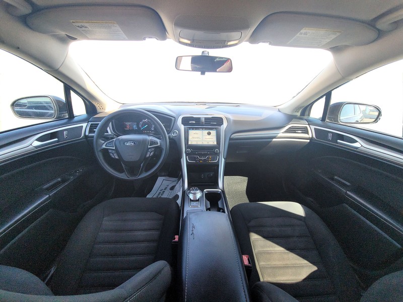 Ford Fusion Vehicle Full-screen Gallery Image 14