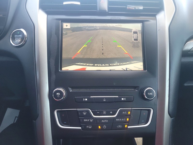 Ford Fusion Vehicle Full-screen Gallery Image 16