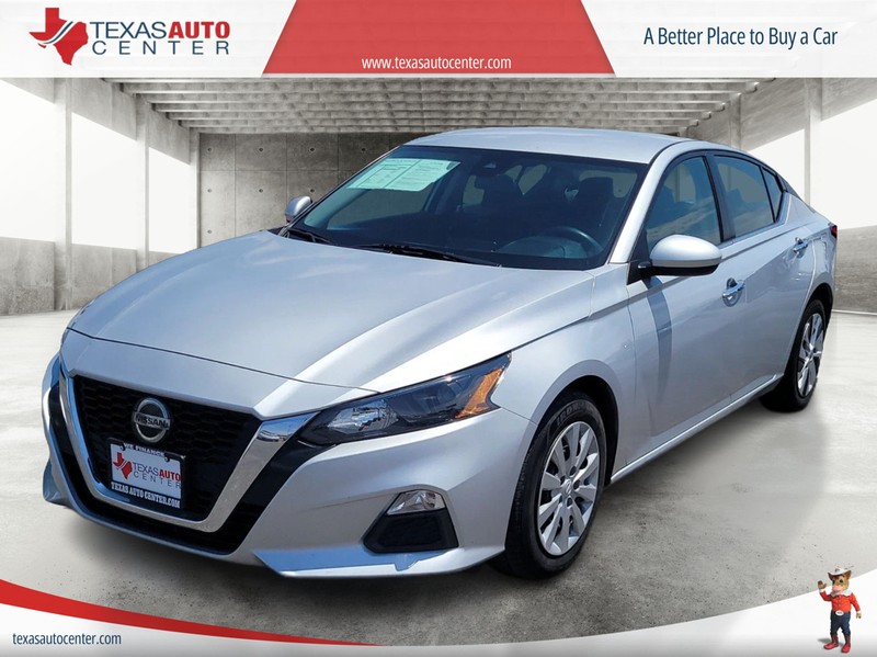 Nissan Altima Vehicle Full-screen Gallery Image 02