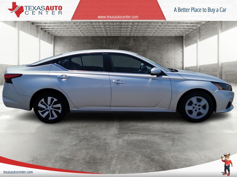 Nissan Altima Vehicle Full-screen Gallery Image 04