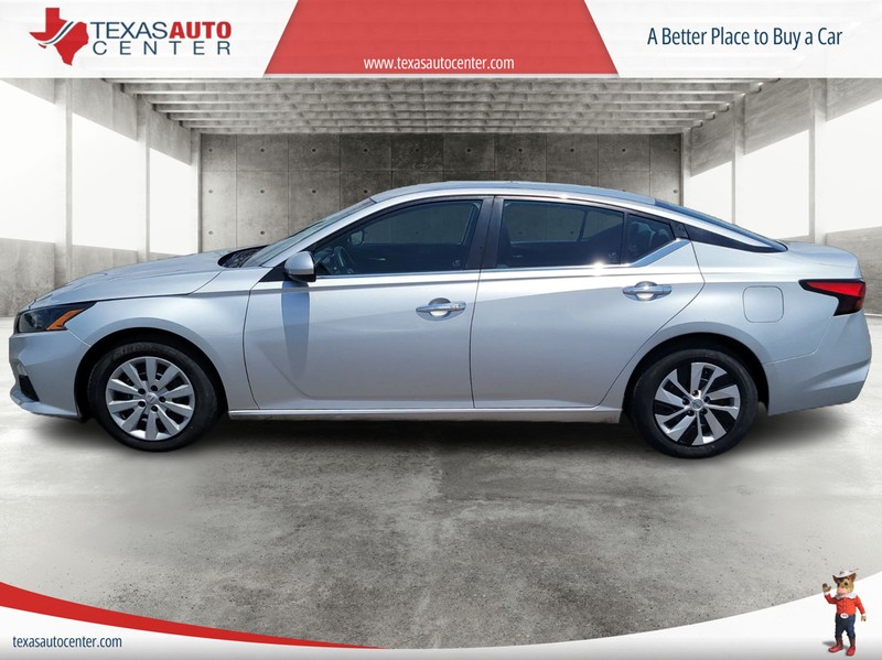 Nissan Altima Vehicle Full-screen Gallery Image 05