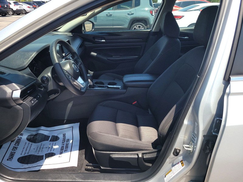 Nissan Altima Vehicle Full-screen Gallery Image 09