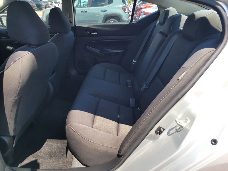 Nissan Altima Vehicle Full-screen Gallery Image 10