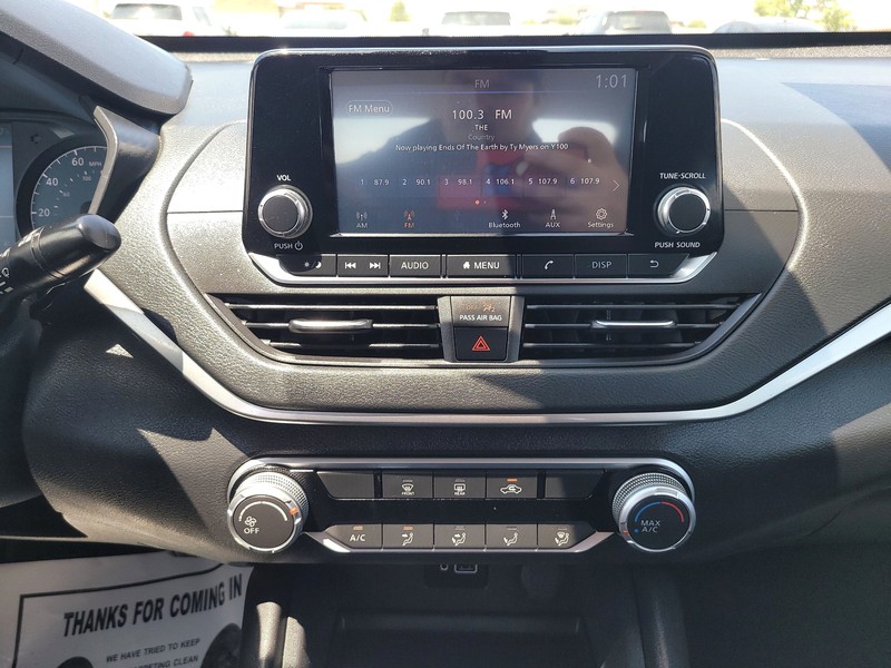 Nissan Altima Vehicle Full-screen Gallery Image 11