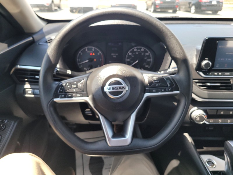 Nissan Altima Vehicle Full-screen Gallery Image 13