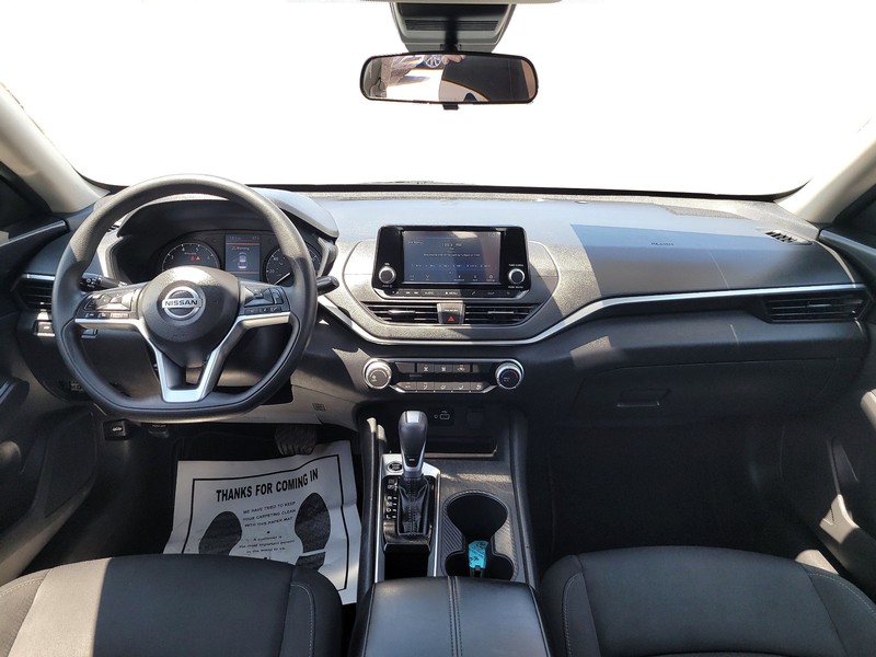 Nissan Altima Vehicle Full-screen Gallery Image 15