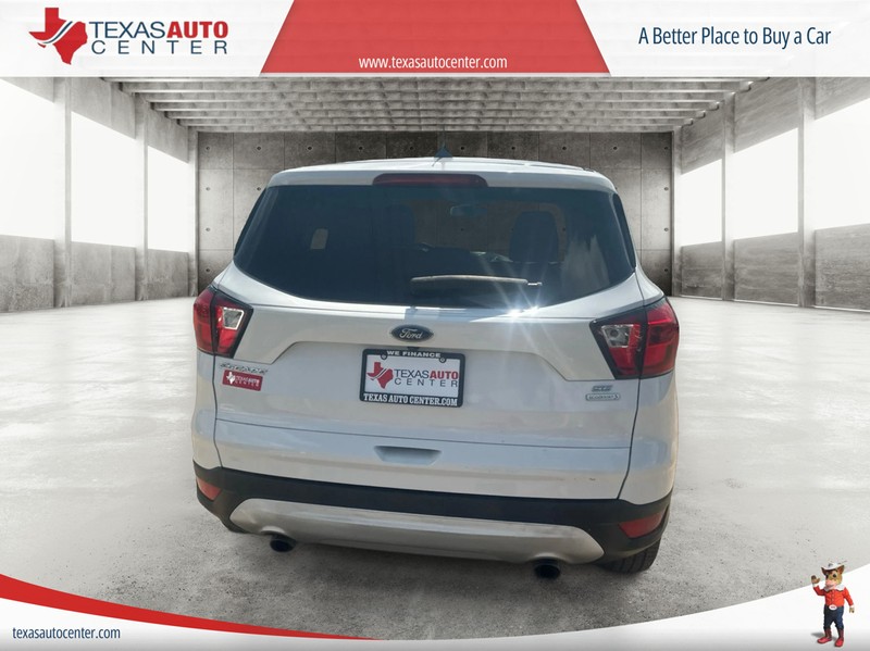 Ford Escape Vehicle Full-screen Gallery Image 5