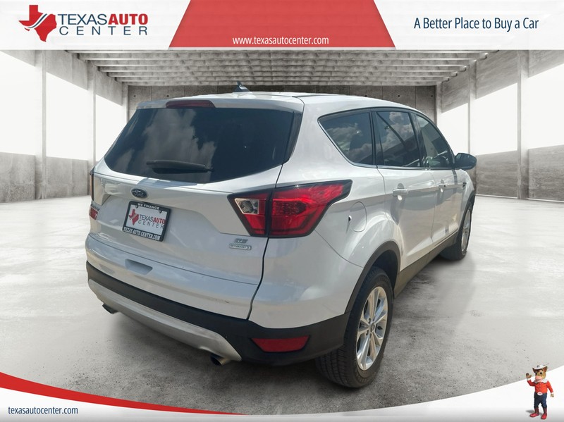 Ford Escape Vehicle Full-screen Gallery Image 6