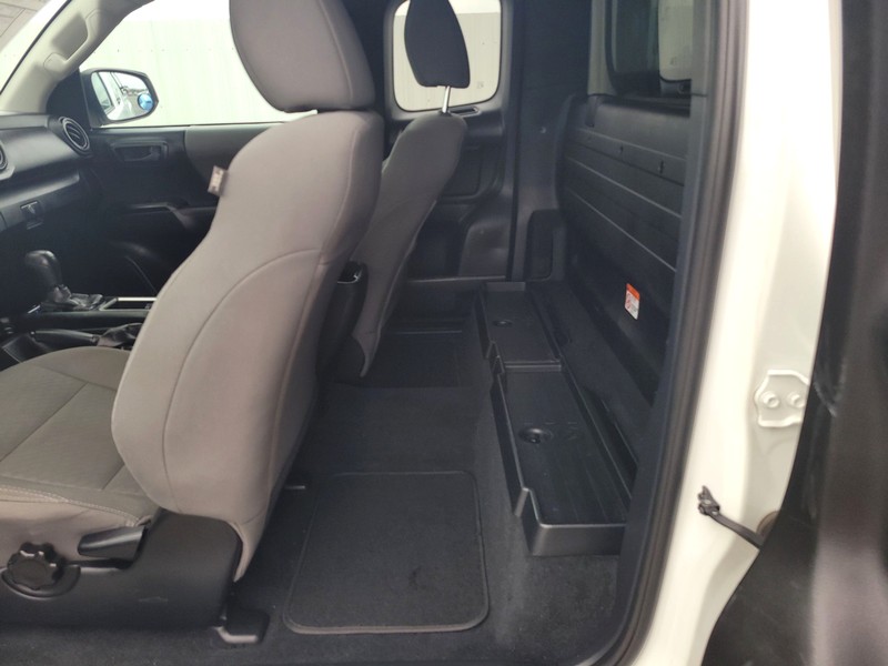 Toyota Tacoma 2WD Vehicle Full-screen Gallery Image 10