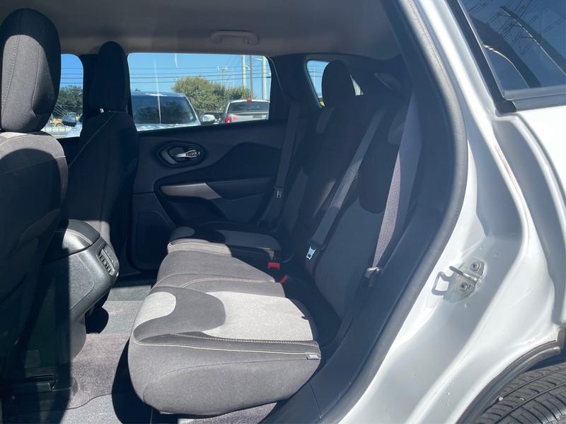 Jeep Cherokee Vehicle Full-screen Gallery Image 9