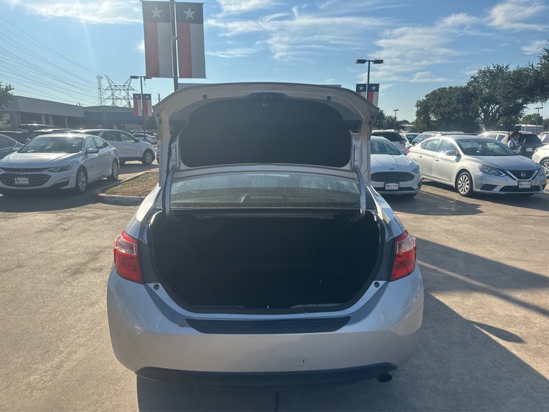 Toyota Corolla Vehicle Full-screen Gallery Image 10