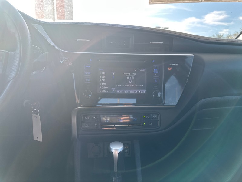 Toyota Corolla Vehicle Full-screen Gallery Image 11