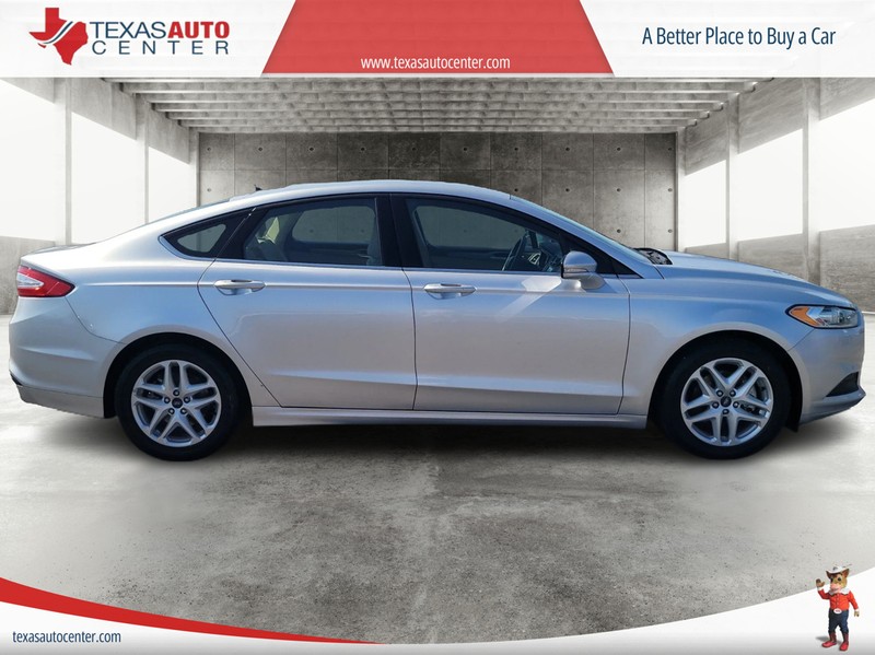 Ford Fusion Vehicle Full-screen Gallery Image 03