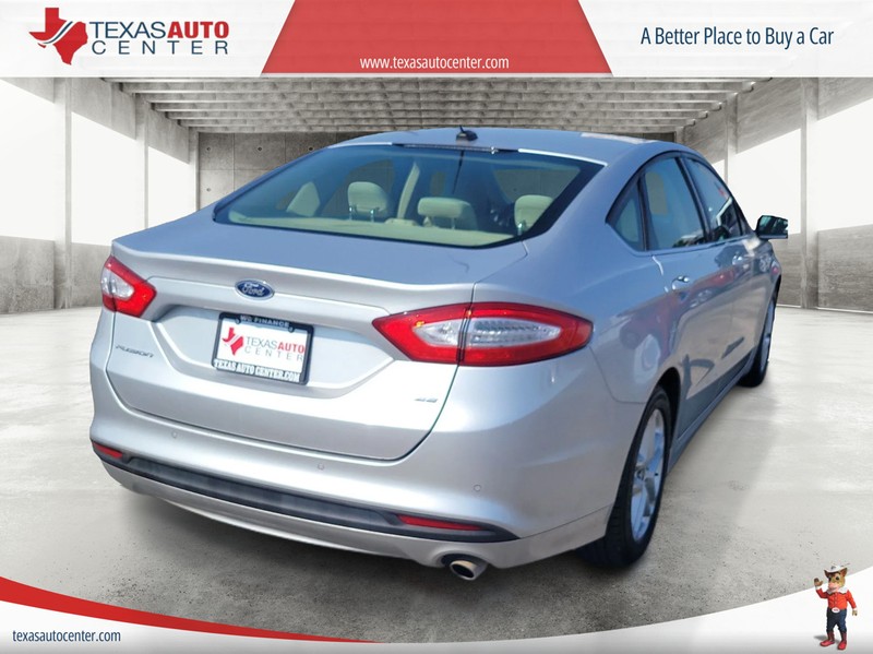 Ford Fusion Vehicle Full-screen Gallery Image 05