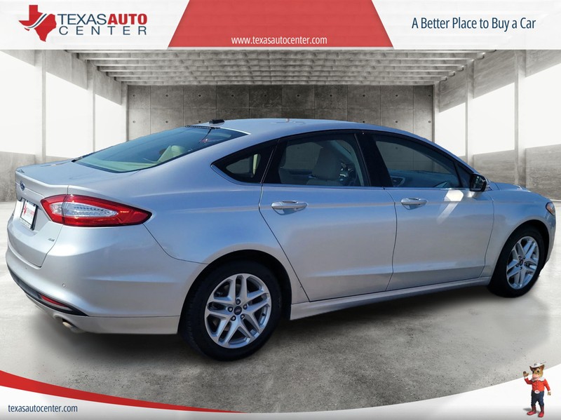 Ford Fusion Vehicle Full-screen Gallery Image 06